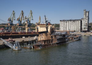Una nave turca parte da Mariupol dopo i colloqui sul grano