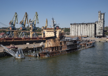 Una nave turca parte da Mariupol dopo i colloqui sul grano