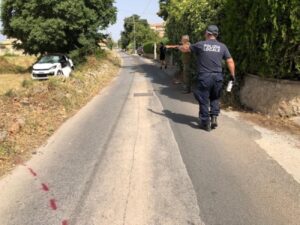 Minicar sbatte, studente ferito va al 118 a piedi e trova padre in servizio