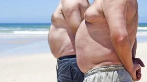 “Lei con quella pancia non si vergogna a camminare in spiaggia?”