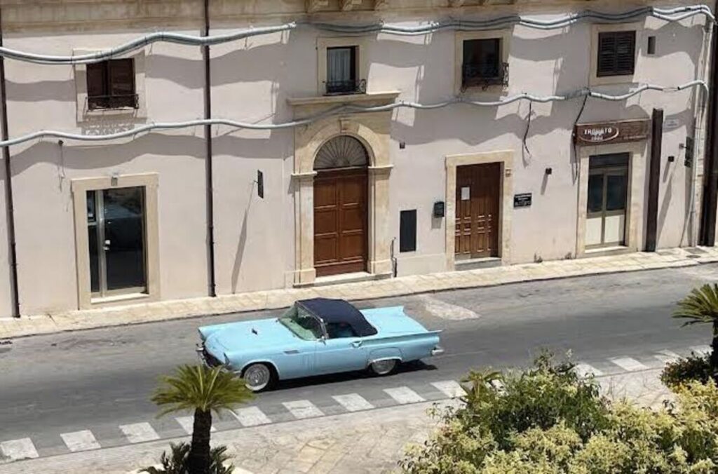 Una Ford Thunderbird cabrio a Scicli