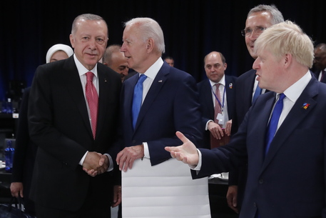 Ucraina: Erdogan a Biden, ‘apriremo corridoi grano’