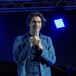 Giovanni Caccamo omaggia Gesualdo Bufalino a Comiso