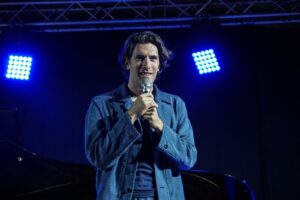 Giovanni Caccamo omaggia Gesualdo Bufalino a Comiso