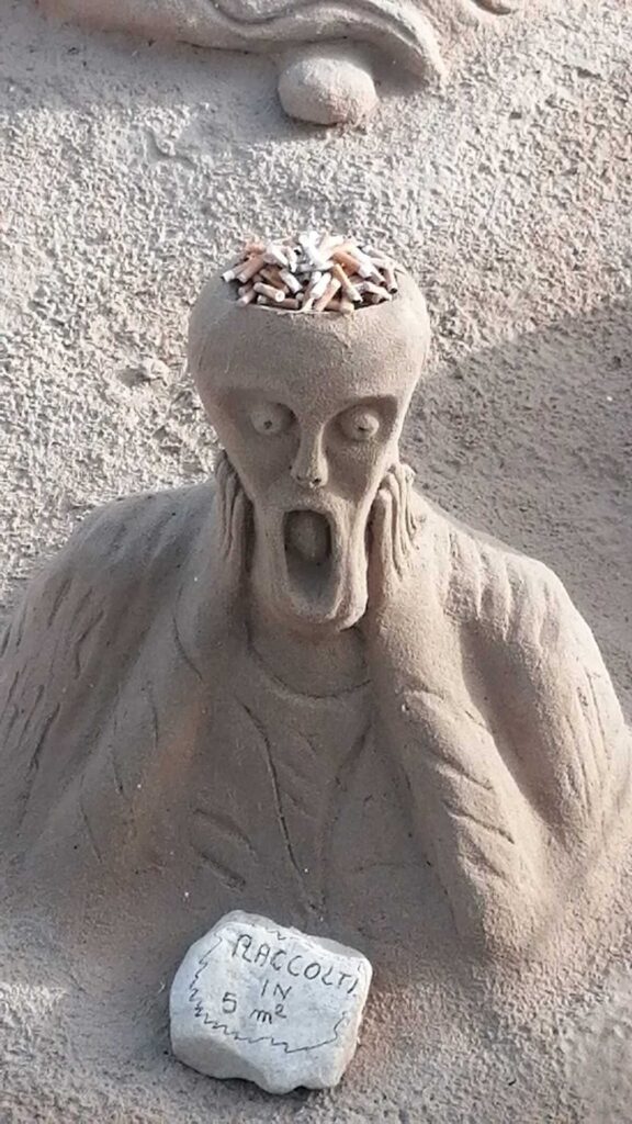 Sculture di sabbia anti cicche a Marina di Ragusa FOTO