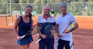 Rosario Fiorello, in vacanza a Taormina, gioca a tennis