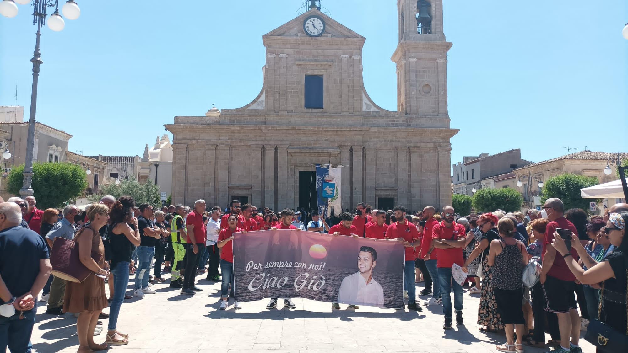 Celebrati i funerali di Giovanni Rizzo. FOTO