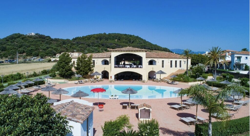 Bambino di 6 anni morto annegato nella piscina di un resort in Sardegna