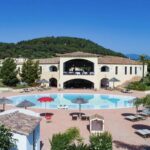 Bambino di 6 anni morto annegato nella piscina di un resort in Sardegna