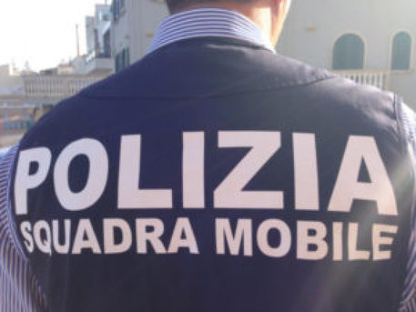 Uomo trovato morto in garage, pestato e ferito