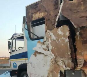 Cavalli sfondano cassone del camion e fuggono al casello di Ispica