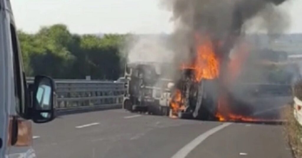 Camion si ribalta sulla Siracusa-Catania e si incendia