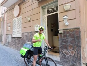Latina-Comiso, 900 km in bici per firmare il contratto