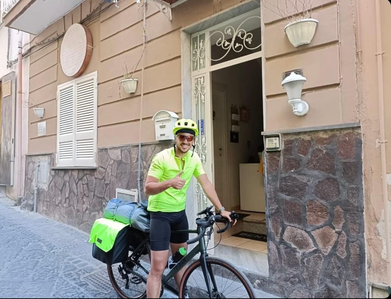 Latina-Comiso, 900 km in bici per firmare il contratto