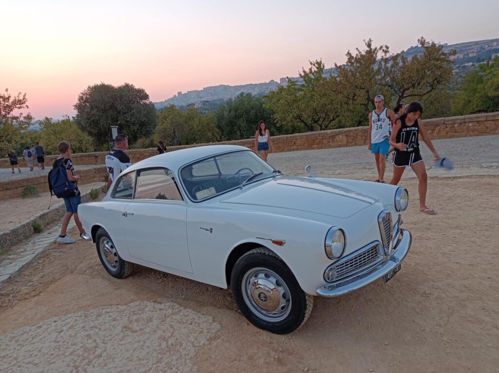 Un bellissima Giulietta coup&egrave; d'epoca nella Valle dei Templi