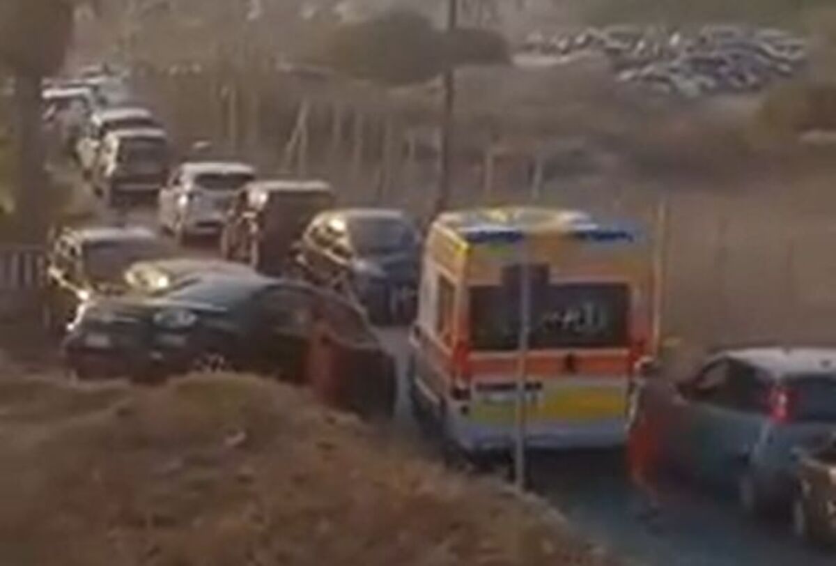 Ragazza sta male, ambulanza bloccata dalle auto a Torre di Mezzo VIDEO