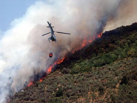 Incendi: riprende fuoco a Savogna, evacuate 25 famiglie