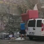 Il ritiro a domicilio è gratis, ma scarica in strada un divano intero VIDEO