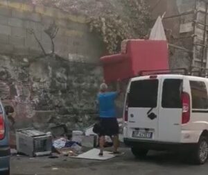 Il ritiro a domicilio è gratis, ma scarica in strada un divano intero VIDEO