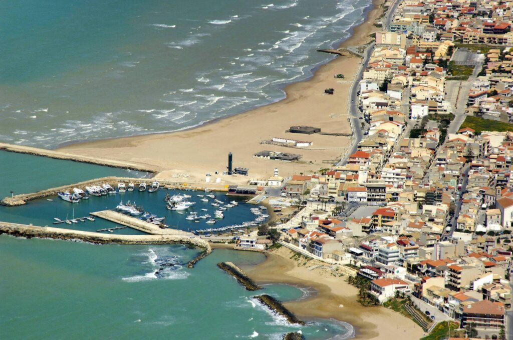 Le tabelle con i costi in euro a mq e a settimana, divisi per ubicazione e mese