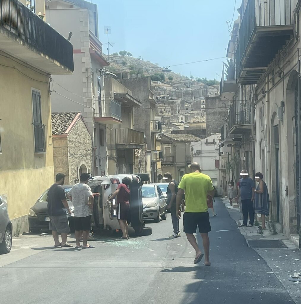Cappotta un'auto in via Fontana a Modica