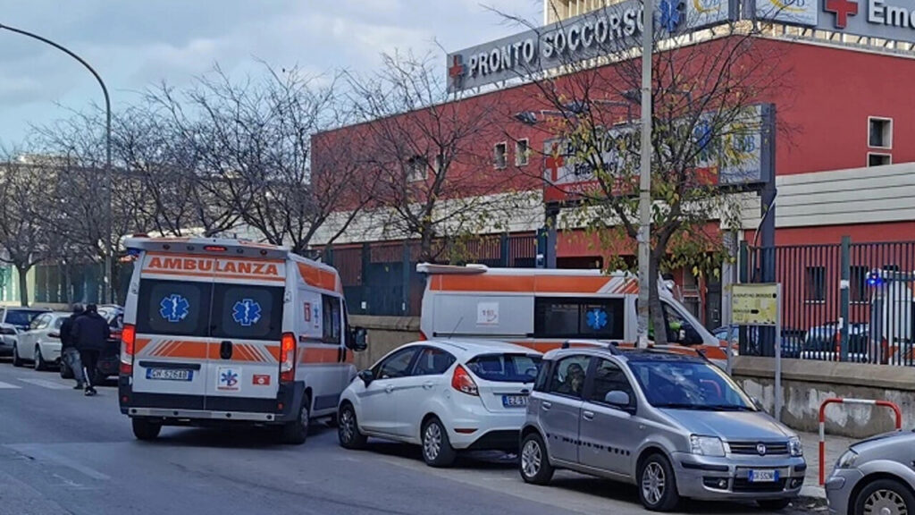 Pazienti violenti, si stacca la flebo e picchia l'infermiere