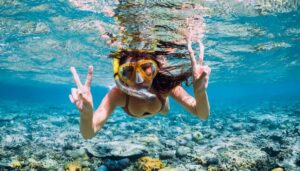 L'oculista: "Mai lenti a contato al mare o in piscina, c'è rischio infezion