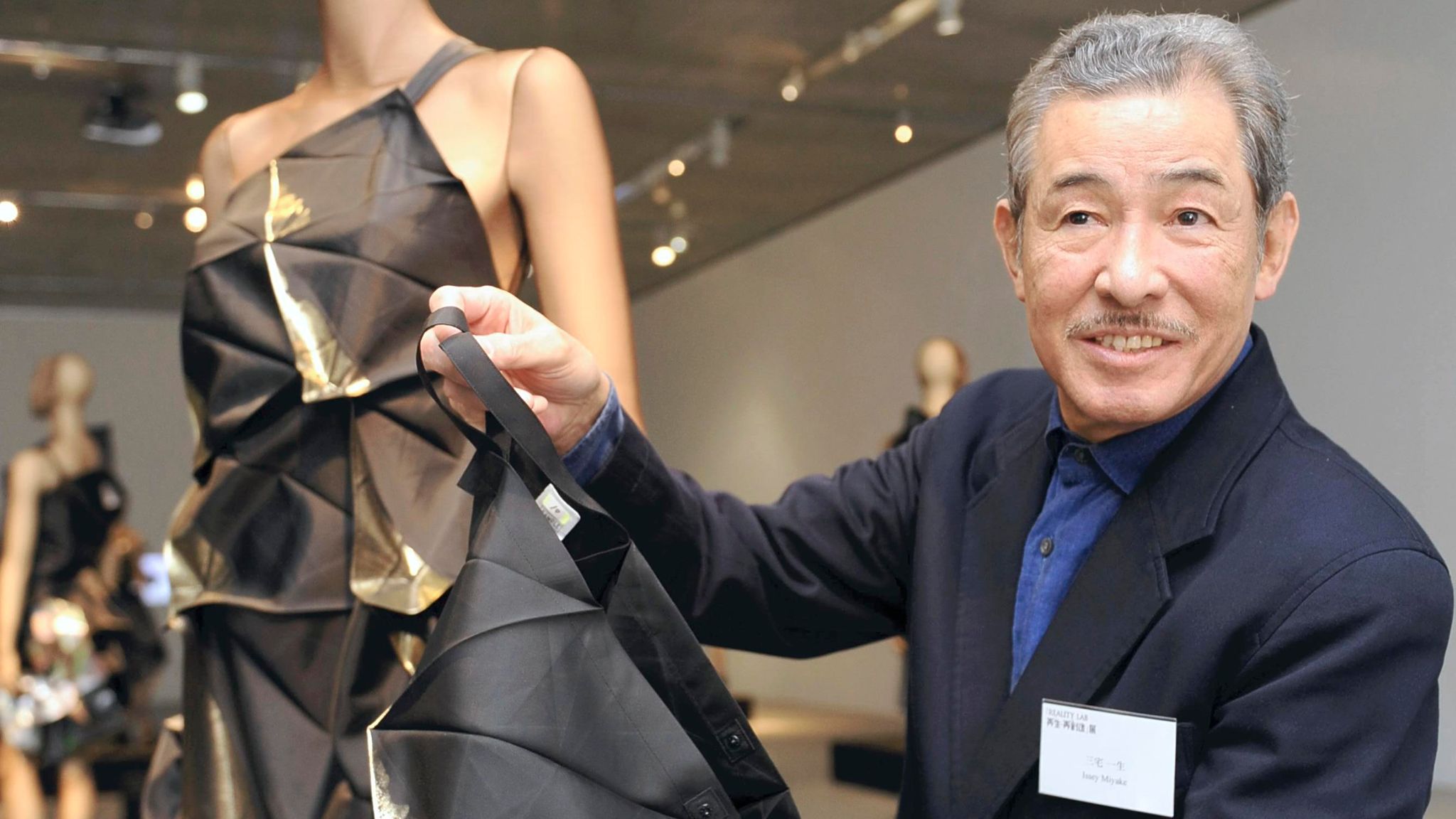 Morto lo stilista giapponese Issey Miyake, sopravvissuto a Hiroshima