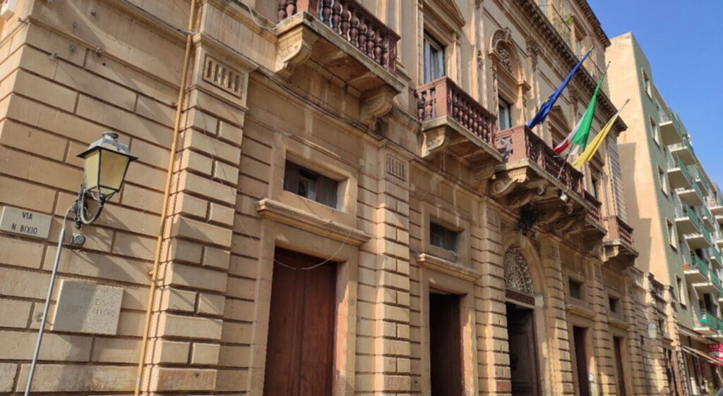 Otto consiglieri comunali di Vittoria a processo per falso ideologico