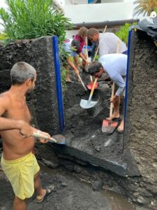 Stromboli: residenti e turisti lavorano per levare fango
