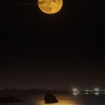 La superLuna dorata sui faraglioni di Ispica