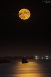 La superLuna dorata sui faraglioni di Ispica