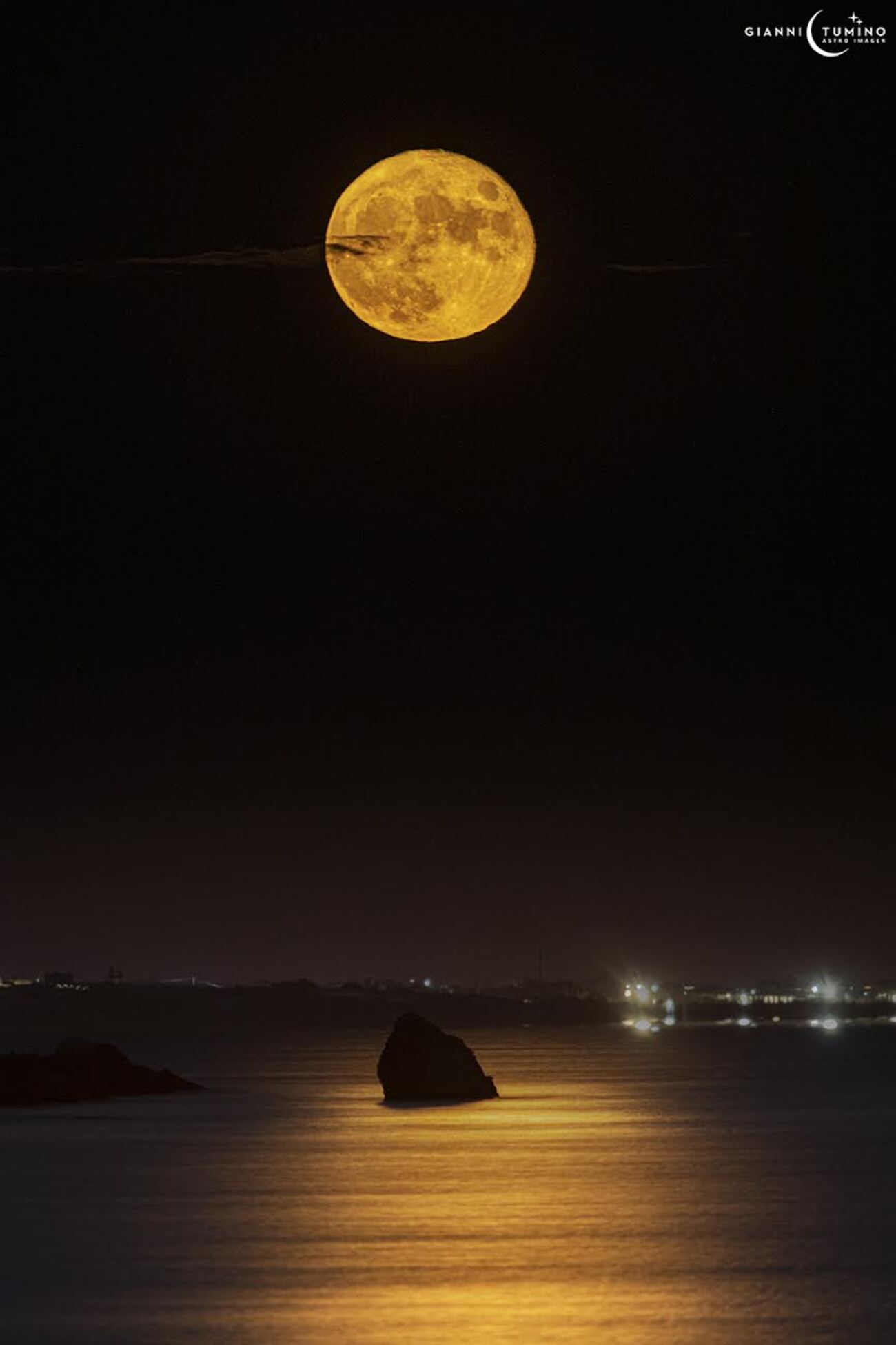 La superLuna dorata sui faraglioni di Ispica