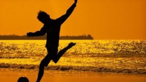 Tranquilli, c'è sempre uno pronto a darvi una pallonata in spiaggia