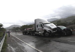Tir tampona 2 pullman in A1, morto il conducente,15 feriti