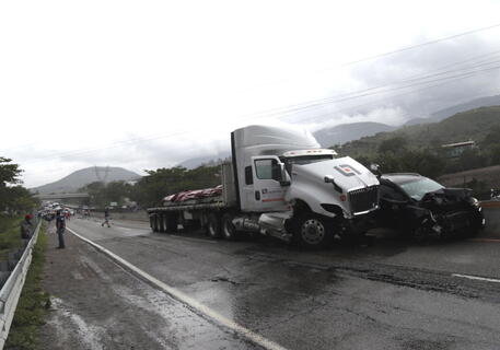 Tir tampona 2 pullman in A1, morto il conducente,15 feriti