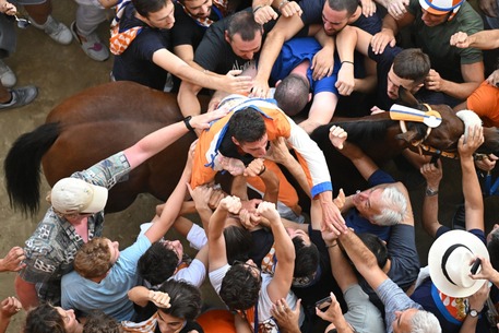 Palio di Siena, vince la contrada del Leocorno