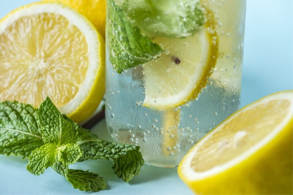 Bere acqua e limone tutte le mattine, fa davvero bene?