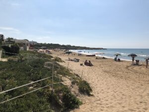 Punta Braccetto, bambina rischia di annegare, salvata da finanziere