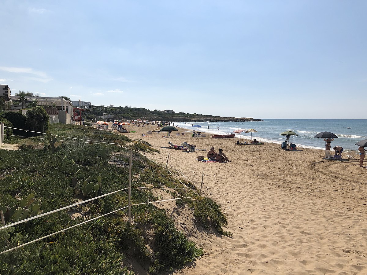Punta Braccetto, bambina rischia di annegare, salvata da finanziere