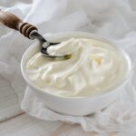 Si può riciclare lo yogurt scaduto? Tutti i consigli in cucina