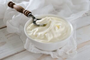 Si può riciclare lo yogurt scaduto? Tutti i consigli in cucina
