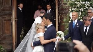 Nozze Federica Pellegrini, il lungo bacio allo sposo Matteo