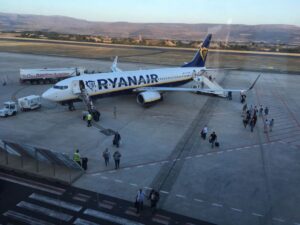 Ryanair, all’aeroporto di Comiso saltano pure Bari e Venezia Marco Polo