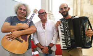 Alle Egadi concerto-tributo a Modugno, pubblico in barca