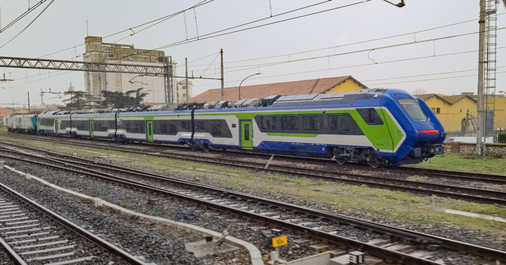 Il treno ibrido blues Modica-Caltanissetta &egrave; gi&agrave; in ritardo
