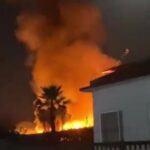 Il rogo sarebbe divampato da una abitazione, per lo scoppio di una bombola a gas