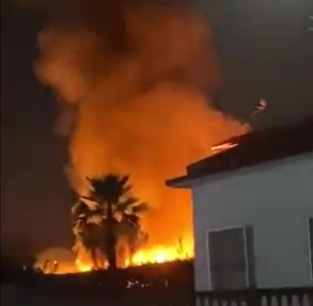 Incendio notturno a Comiso, fiamme vicino alle case VIDEO