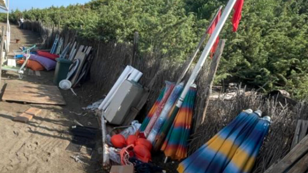 Quelli che occupano il posto in spiaggia dalla sera: a volte hanno ragione