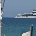 Il mega yacht con la prua rovesciata si chiama Olivia O